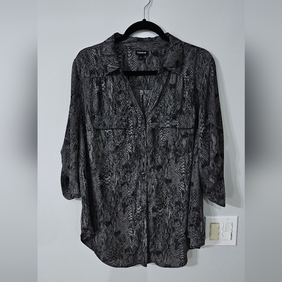 Torrid snakeskin print georgette button front top 1X plus size - Picture 4 of 8